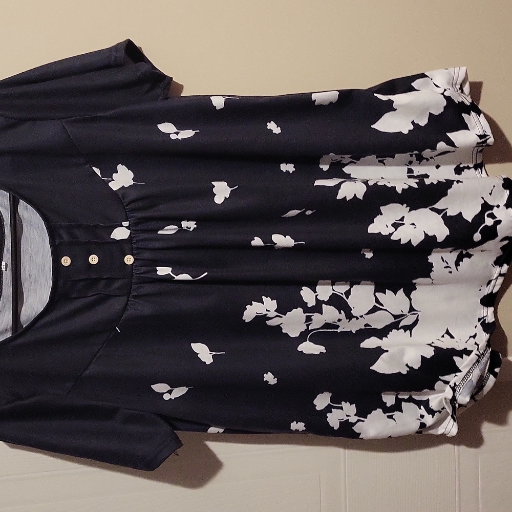 Source Unknown Black and White Floral Blouse